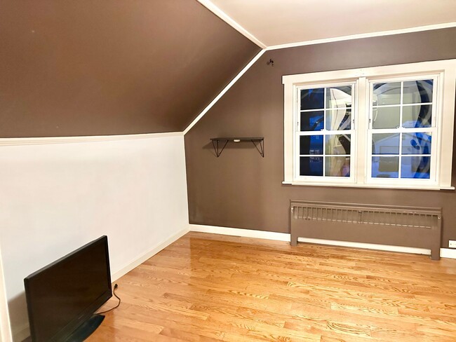 Building Photo - Updated 4 Bedroom House