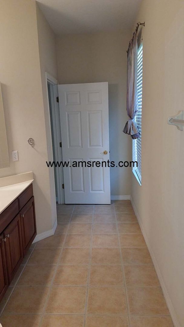 Building Photo - Spacious 5 bedroom home in Hunter Creek