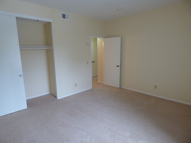 Building Photo - Spacious 2 Bedroom 2 Bath Condo in Bankers...