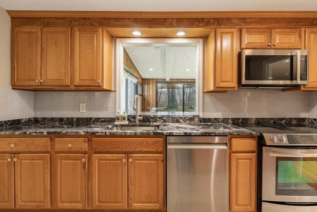 Building Photo - 15 Winchester Dr