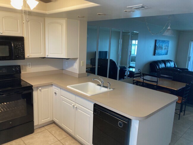 Building Photo - 2131 Lakeview Dr
