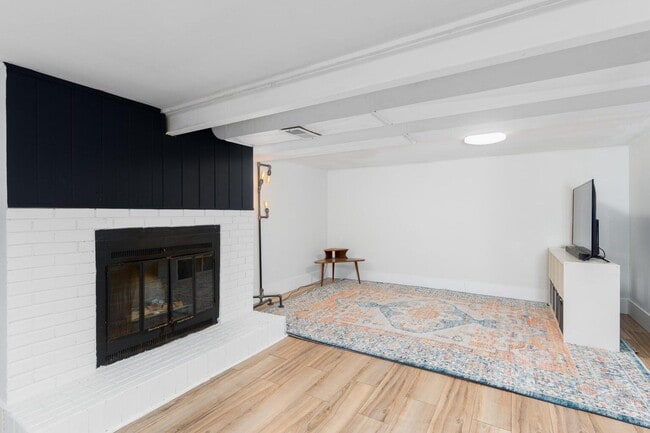 Building Photo - 376 Crown Point