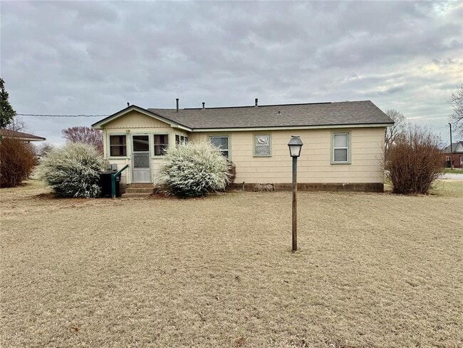 Building Photo - 711 N Broadway Ave