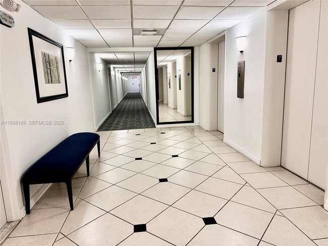 Building Photo - 500 Bayview Dr