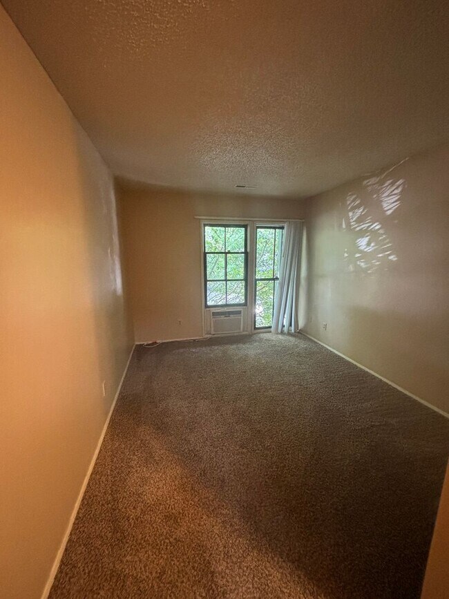 Building Photo - 1 bed 1 bath condo with seasonal outdoor pool available now!!