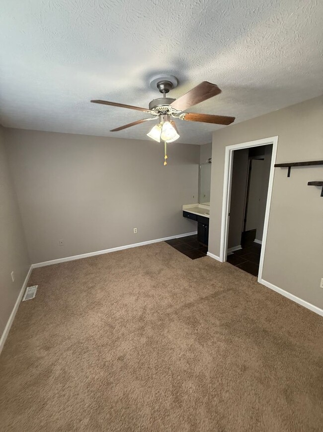 Building Photo - 2 Bed / 1.5 Bath