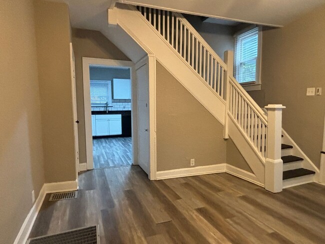 Building Photo - 3-Bed, 1-Bath Home – Fenced Yard, Off-Street Parking, Spacious Kitchen & In-Unit Laundry