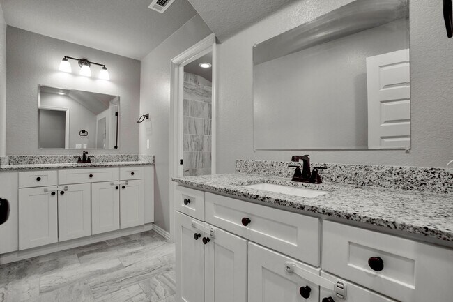 Building Photo - Very well maintained 4 Bed 3 Bath home in Great Location!