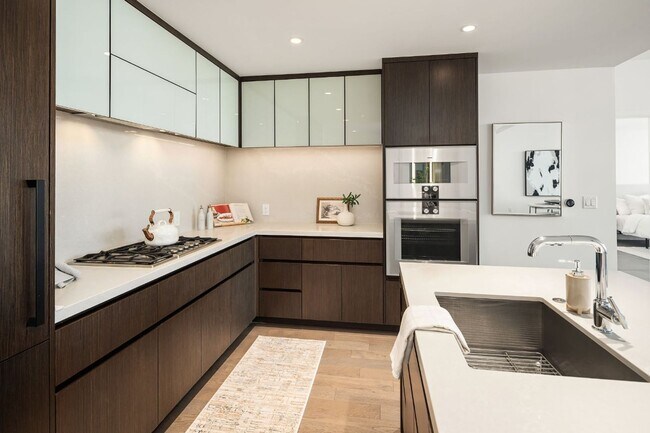 Building Photo - 2Bd/1.75Ba Bellevue Condo