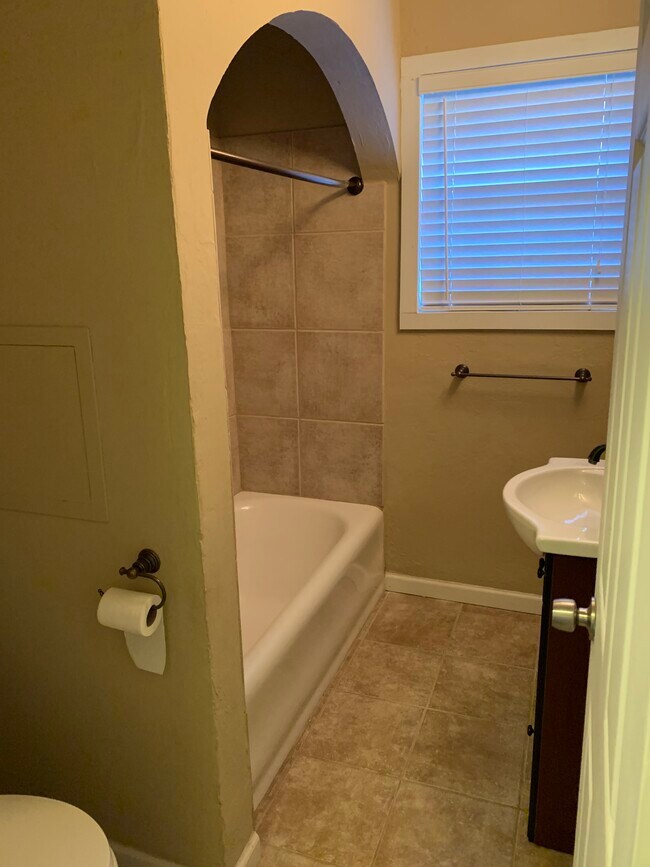 Full tub hall bath - 3425 NW 21st St