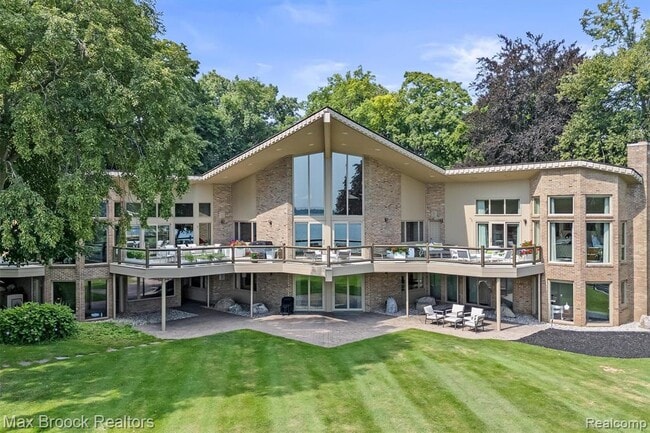 Building Photo - 3333 W Shore Dr