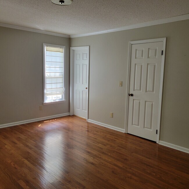 Building Photo - 110 Hilton Ln