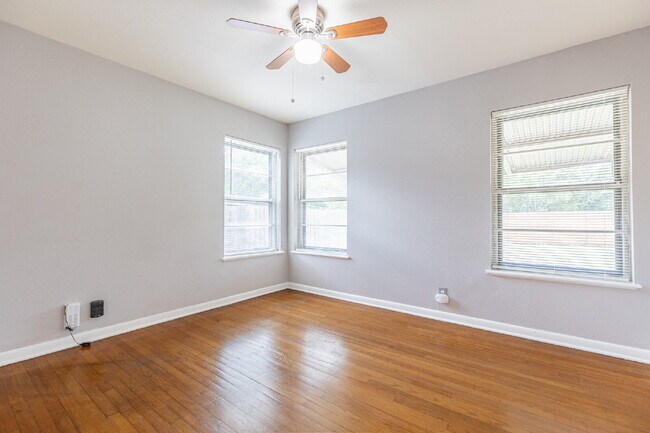 Building Photo - 422 Sandalwood Ln