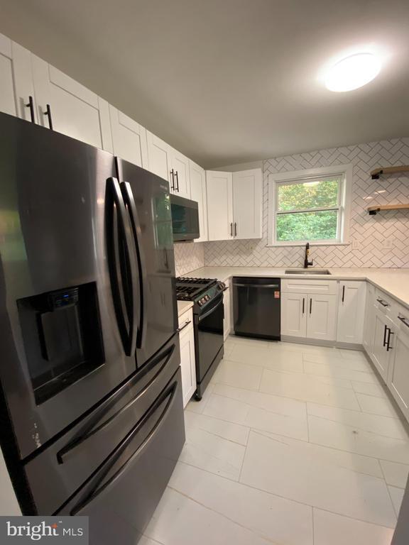Building Photo - 7402 Lenham Dr