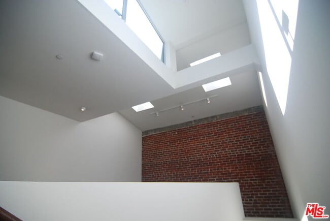 Building Photo - 940 E 2nd St