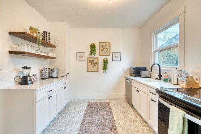 Building Photo - 1032-1036 Southeast 12th Avenue-SI ID1309849P