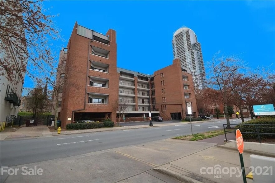 Building Photo - Room in Apartment on N Poplar St