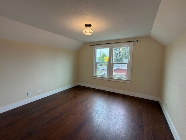Building Photo - 3 Bedroom 1.5 Bath Single Family house on ...