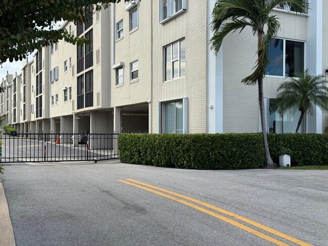 Building Photo - 1527 S Flagler Dr