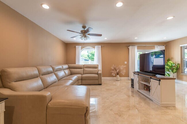 Building Photo - 5290 Pine Tree Dr