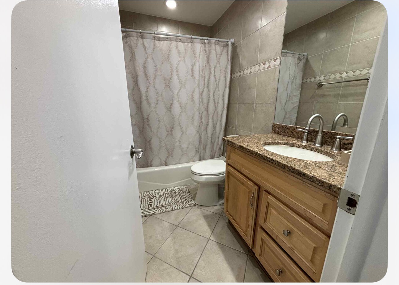 Master bathroom - 6748 E Prairie Rd