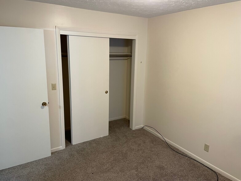 Building Photo - 204 E 9th St