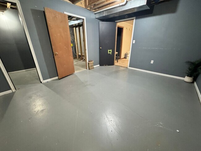 Building Photo - 215 Greenbush Dr