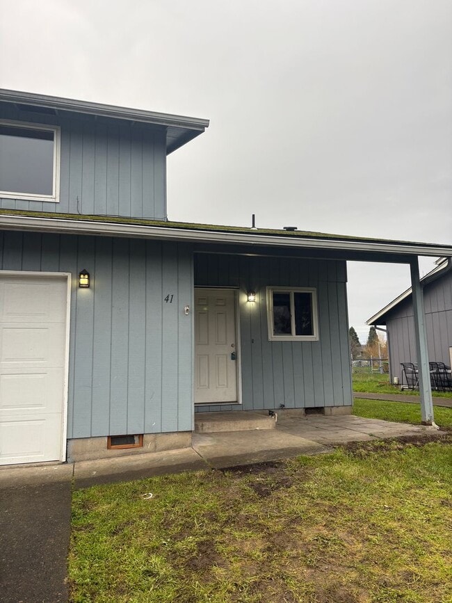 Building Photo - 2 Bedroom 1.5 Bath Duplex in Springfield