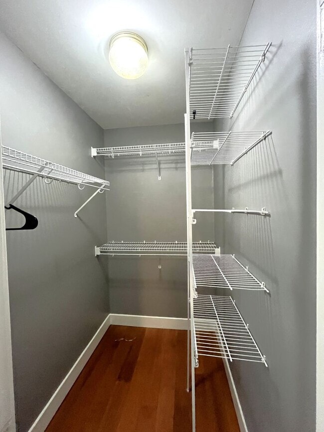 Building Photo - Great 1 bedroom, 1 bathroom condo in the heart of Green Hills!