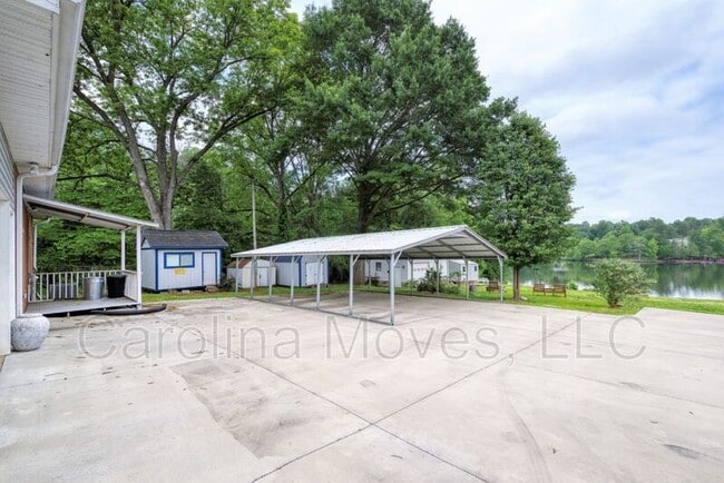 Building Photo - 1760 Memorial Dr Ext