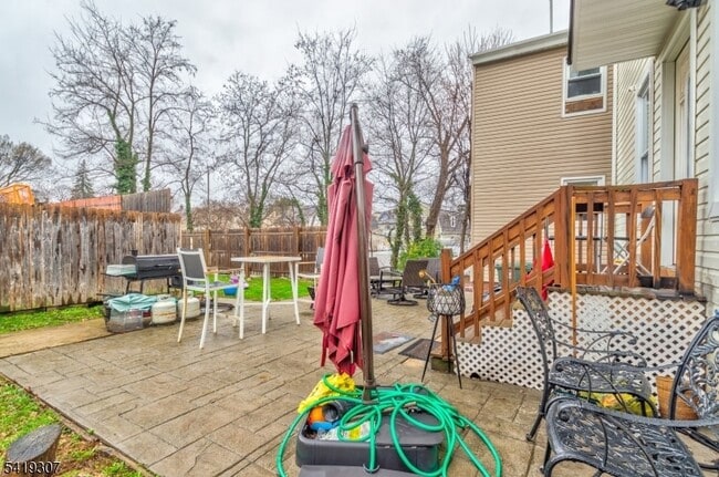 Building Photo - 860 Lyons Ave