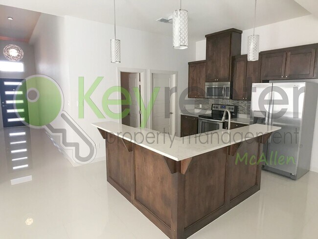 Building Photo - 3 Bed/2 Bath Townhome in Mcallen TX
