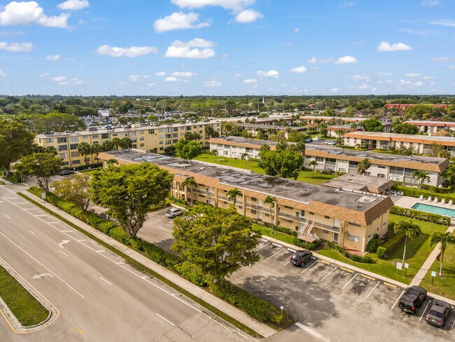 Building Photo - 9911 Sandalfoot Blvd
