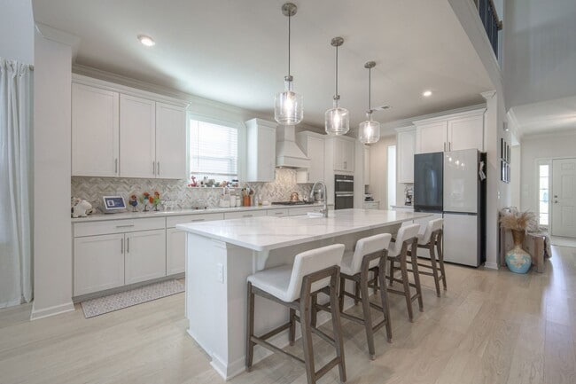 Building Photo - Beautiful 4 bed 3.5 bath over 3000 sq. ft. home with lots of upgrades in Mt. Juliet.  Perfect ent...