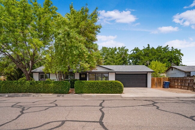 Building Photo - "Charming Newly Remodeled 4-Bed Oasis Touches in St. George – 1528 Sq Ft of Comfort!"