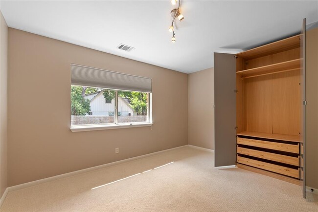 Building Photo - 700 Grey Fox Trail