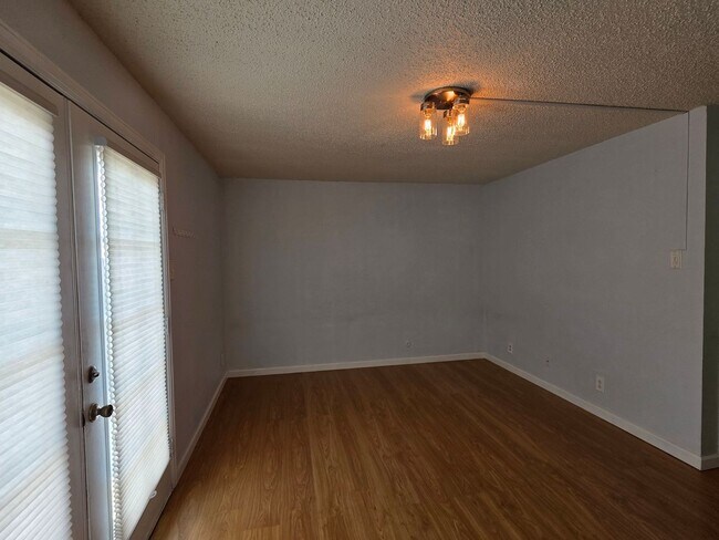 Building Photo - Great 3 Bedroom Townhouse In Aurora!