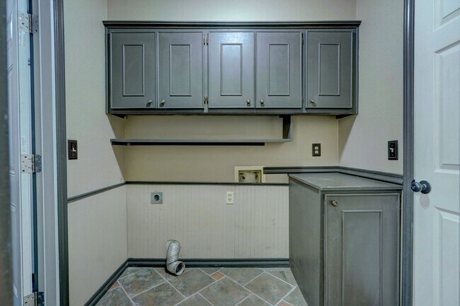 Building Photo - 4 bed 3 bath home!