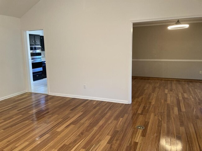 Building Photo - 312 Live Oak Dr