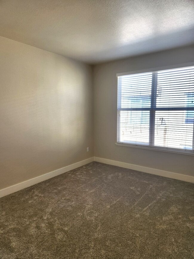Building Photo - Bright & Sunny City Center townhouse style condo Great location, Nice 2 bedroom 2.5 bathroom