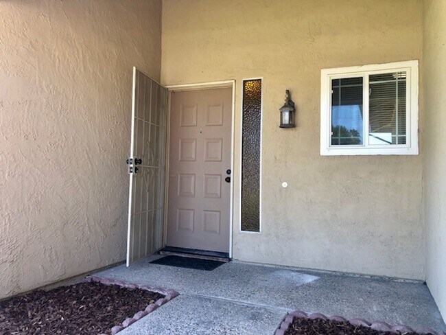 Building Photo - Nice 4 bedroom, 2 bathroom home in Citrus Heights