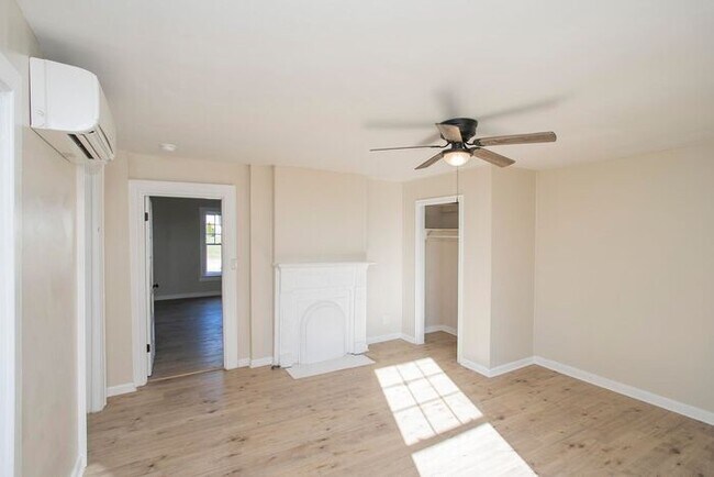 Building Photo - LOCATION! 1/1 Bed Bath Downtown!