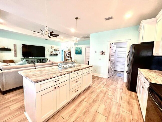 Building Photo - 5402 Pinetree Ave