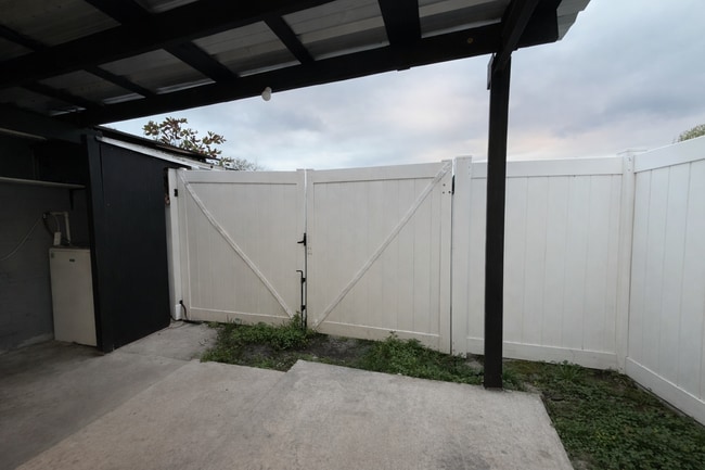 Building Photo - 2615 N Beaumont Ave