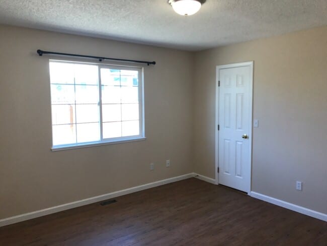 Building Photo - CHARMING 3BD in SUNDOWN NEIGHBORHOOD - Security Deposit Waiver Available