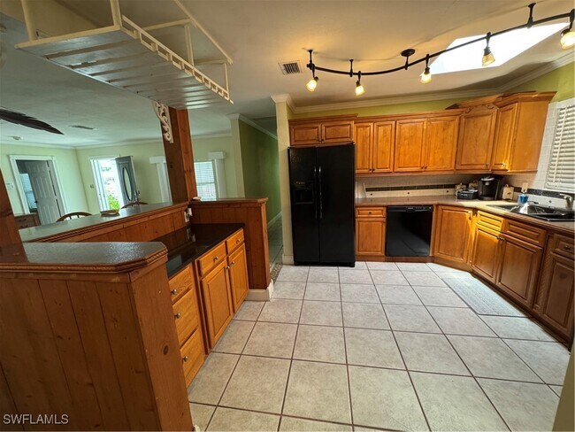 Building Photo - 341 Duxbury Ave
