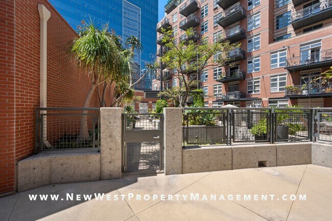 Building Photo - 877 Island Ave