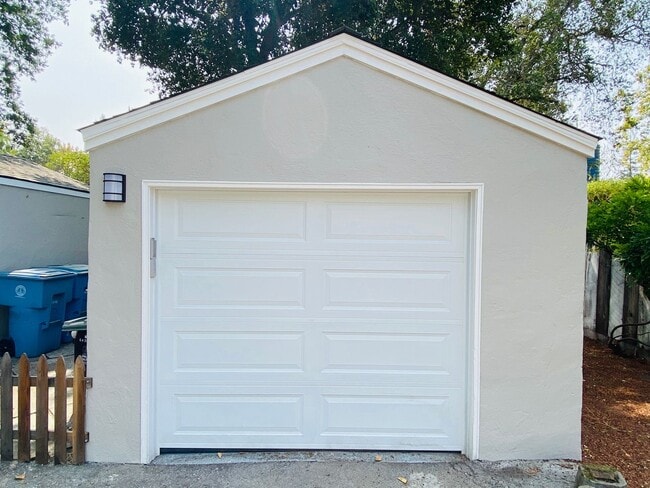 Building Photo - 2272 Princeton St