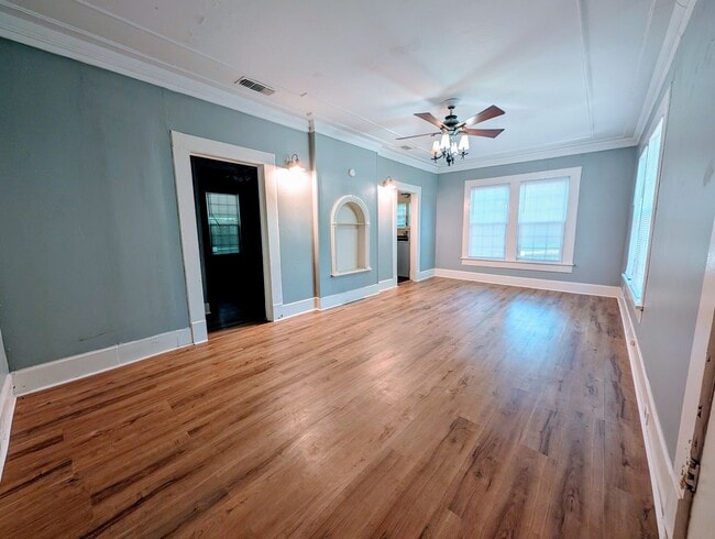 Building Photo - Available Early July - Cute Home on Texas Side