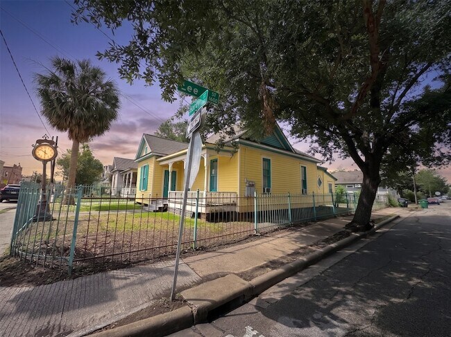 Building Photo - 2119 Hardy St